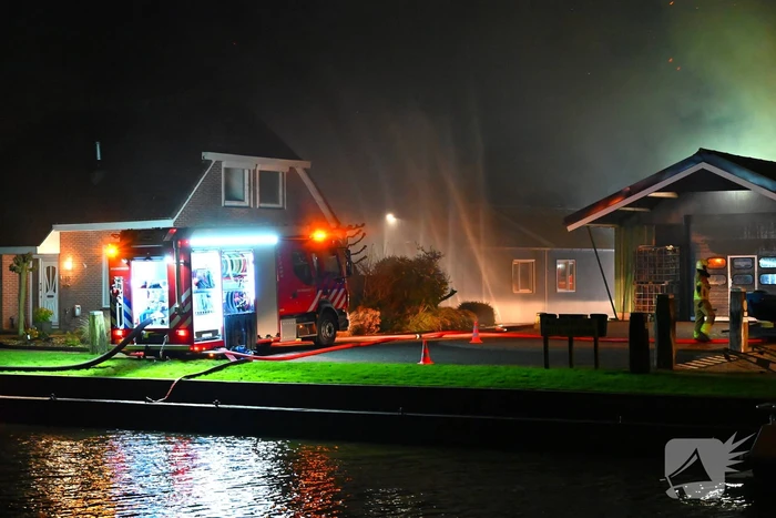 Felle uitslaande brand in loods met auto's