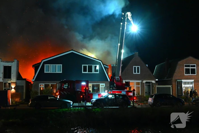 Felle uitslaande brand in loods met auto's