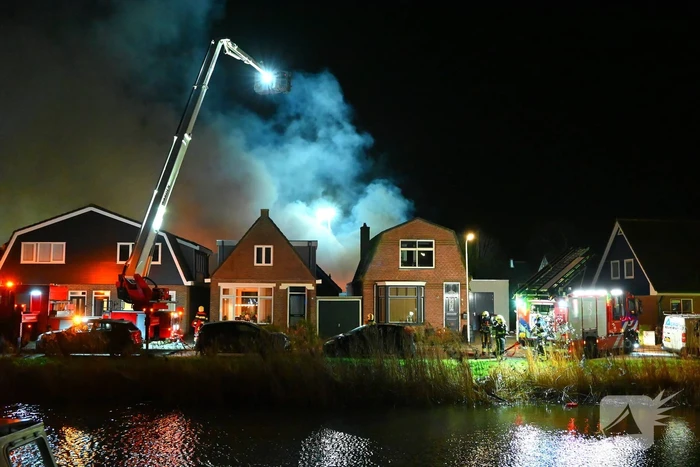 Felle uitslaande brand in loods met auto's