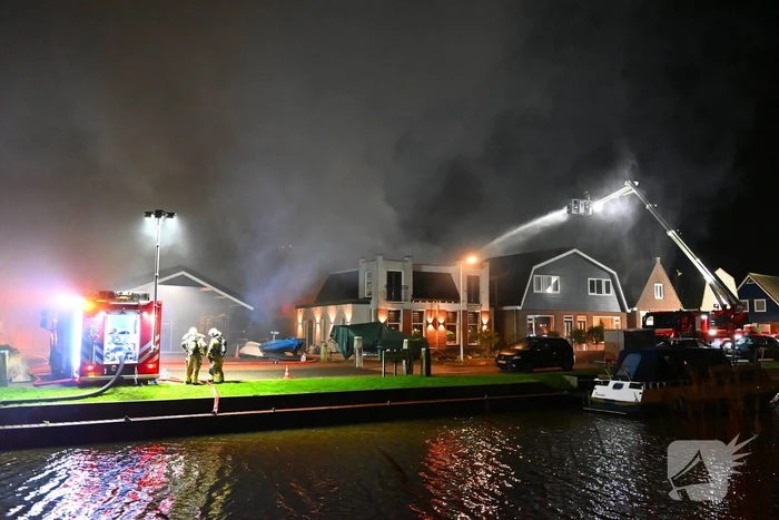 Felle uitslaande brand in loods met auto's