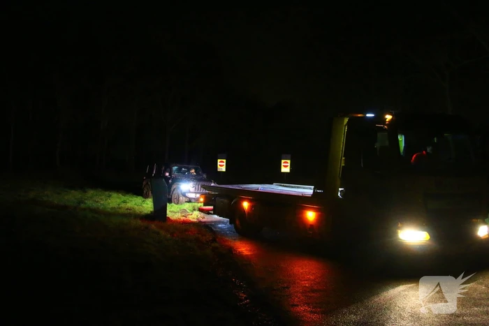 Automobilist komt vast te zitten in drassige grasveld