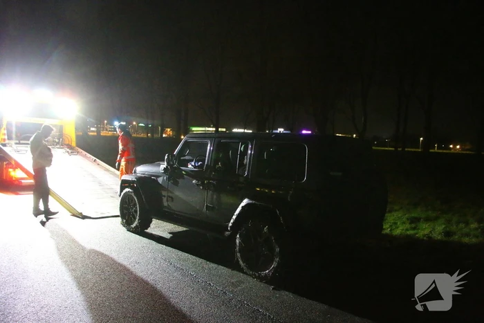 Automobilist komt vast te zitten in drassige grasveld
