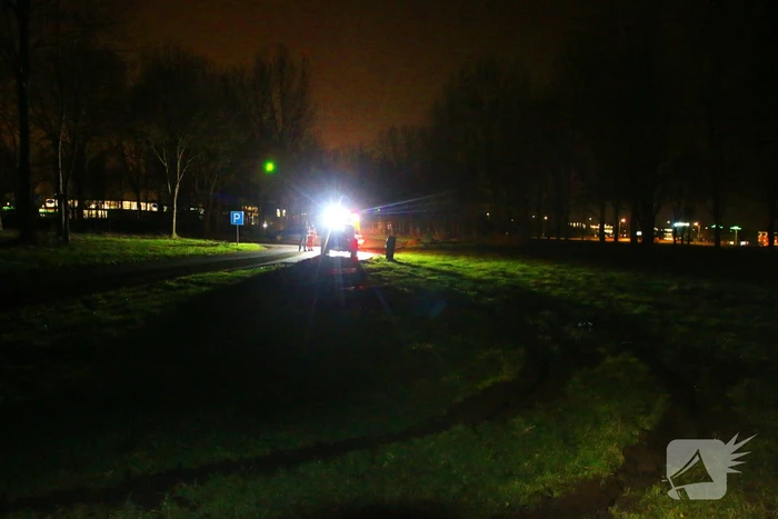 Automobilist komt vast te zitten in drassige grasveld
