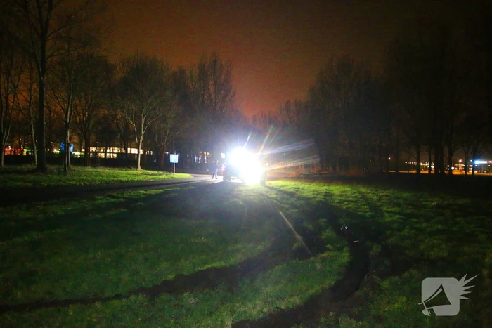 Automobilist komt vast te zitten in drassige grasveld