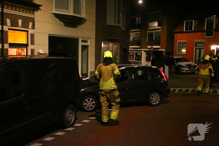 Automobilist rijdt tegen woning