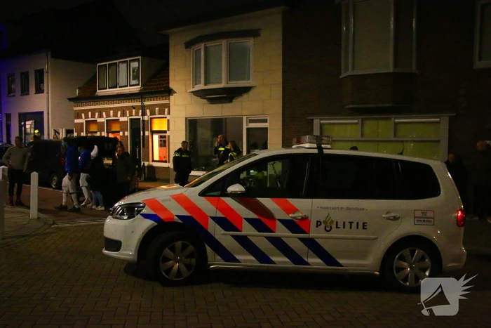 Automobilist rijdt tegen woning
