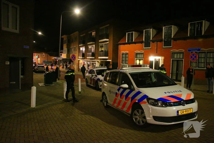 Automobilist rijdt tegen woning