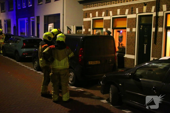 Automobilist rijdt tegen woning