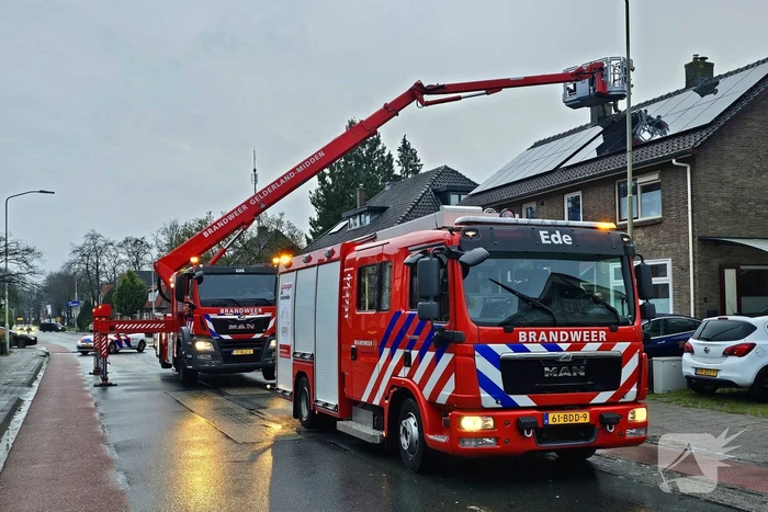 Weg afgesloten door brand in woning