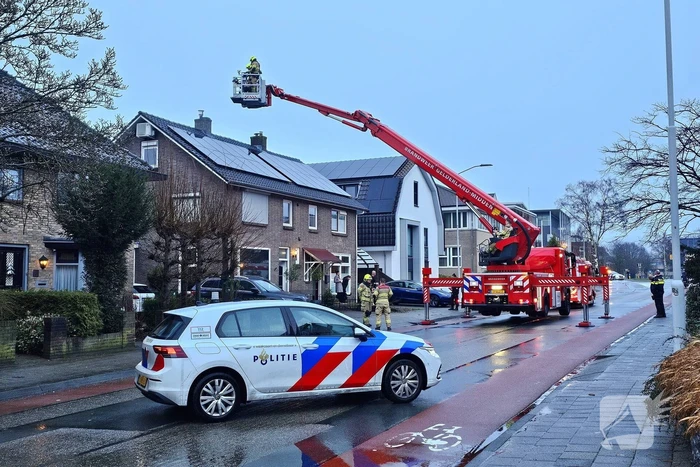 Weg afgesloten door brand in woning