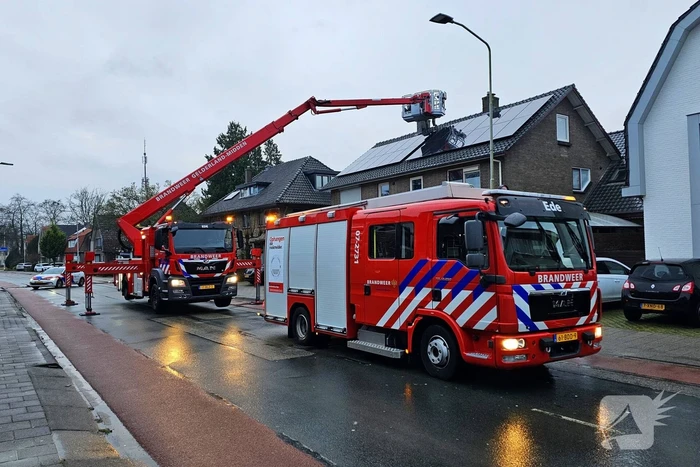 Weg afgesloten door brand in woning