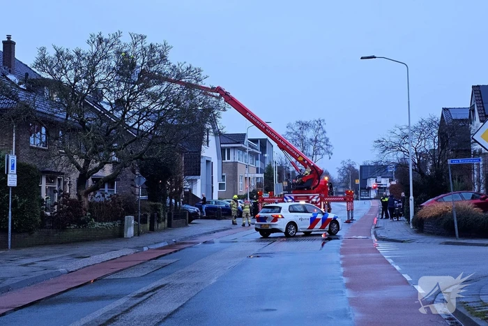 Weg afgesloten door brand in woning