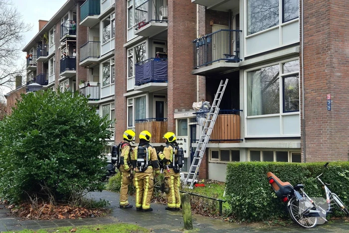 Balkon zwartgeblakerd na brand bij conflict