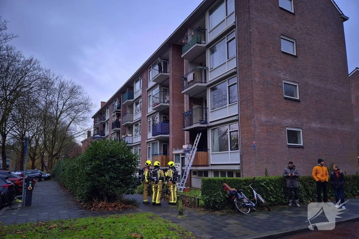 Balkon zwartgeblakerd na brand bij conflict