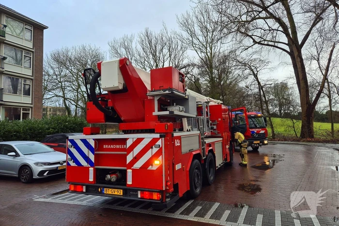Balkon zwartgeblakerd na brand bij conflict