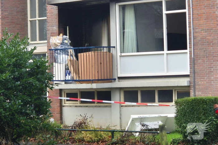 Balkon zwartgeblakerd na brand bij conflict