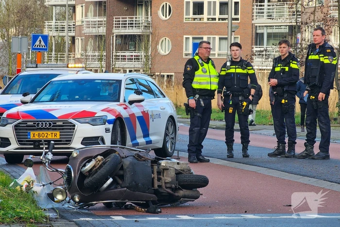 Scooterrijder geschept door automobilist tijdens inhaalactie