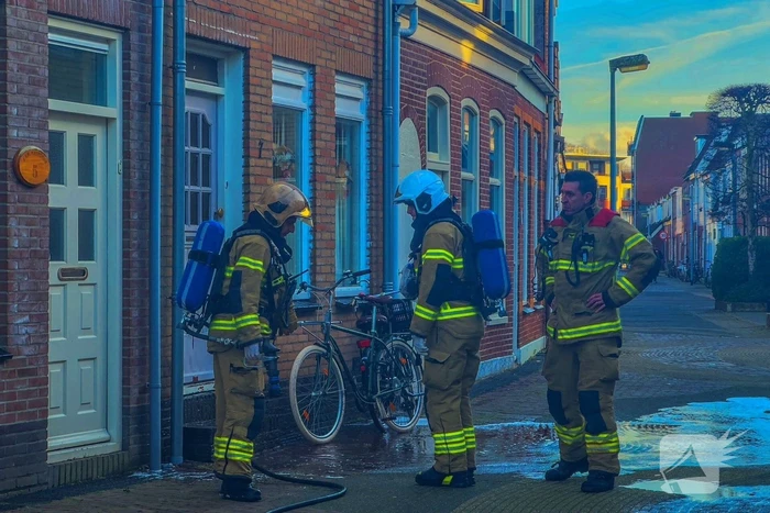 Deur van woning besmeurd met afbijtmiddel