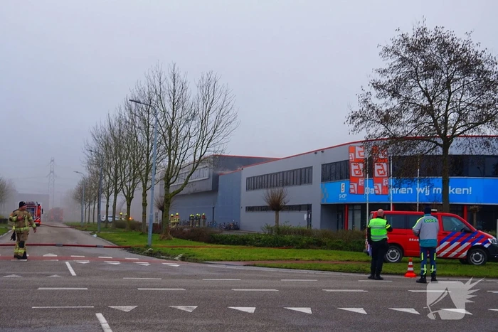 Zeer grote brand in reparatiebedrijf, brandweer schaalt groots op