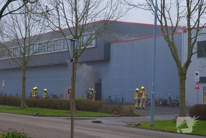 Zeer grote brand in reparatiebedrijf, brandweer schaalt groots op