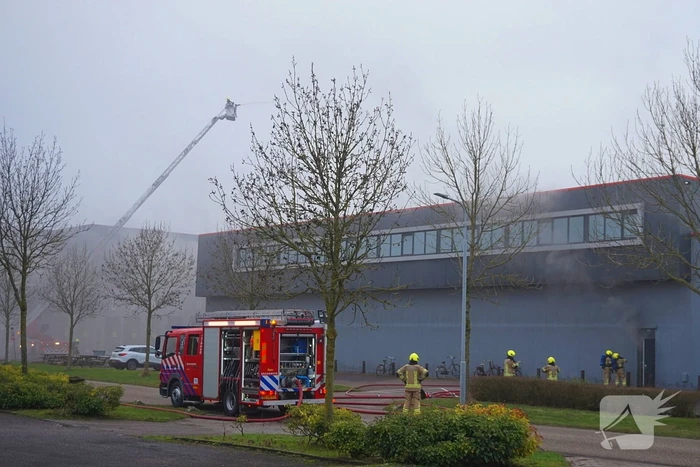 Zeer grote brand in reparatiebedrijf, brandweer schaalt groots op