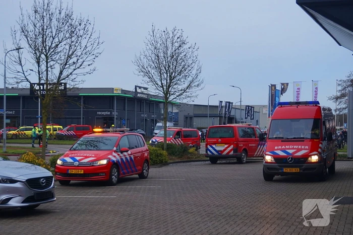 Zeer grote brand in reparatiebedrijf, brandweer schaalt groots op
