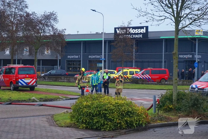Zeer grote brand in reparatiebedrijf, brandweer schaalt groots op