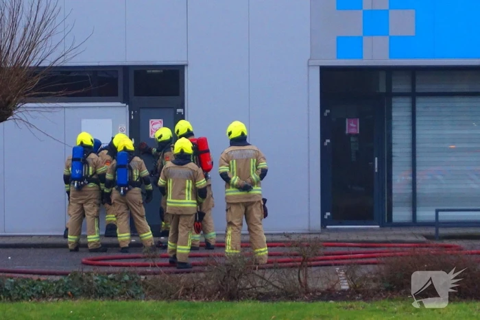 Zeer grote brand in reparatiebedrijf, brandweer schaalt groots op