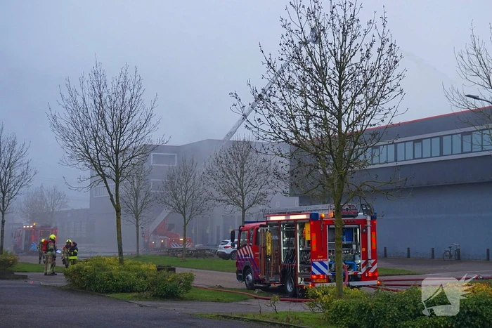 Zeer grote brand in reparatiebedrijf, brandweer schaalt groots op