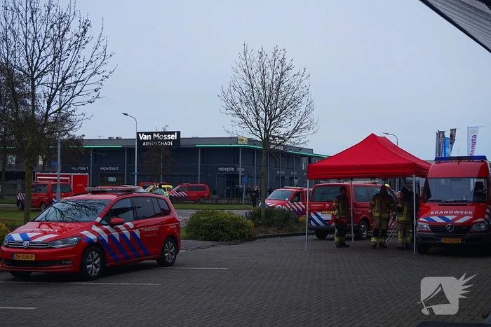 Zeer grote brand in reparatiebedrijf, brandweer schaalt groots op