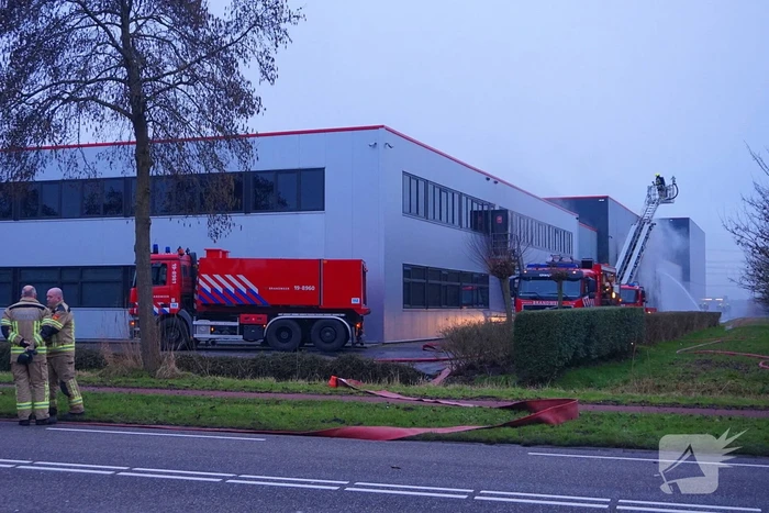 Zeer grote brand in reparatiebedrijf, brandweer schaalt groots op