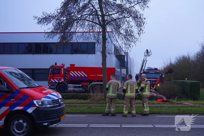 Zeer grote brand in reparatiebedrijf, brandweer schaalt groots op