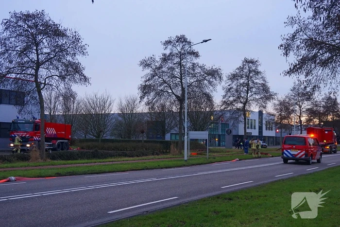 Zeer grote brand in reparatiebedrijf, brandweer schaalt groots op