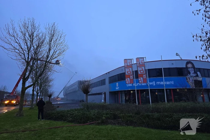 Zeer grote brand in reparatiebedrijf, brandweer schaalt groots op