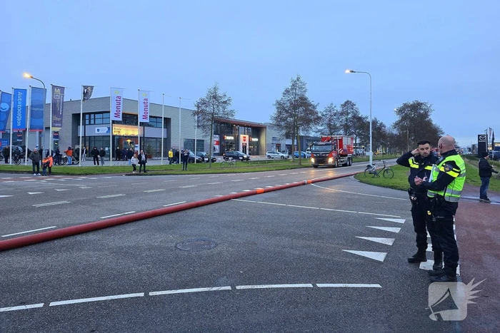 Zeer grote brand in reparatiebedrijf, brandweer schaalt groots op