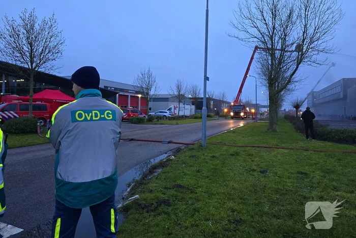 Zeer grote brand in reparatiebedrijf, brandweer schaalt groots op