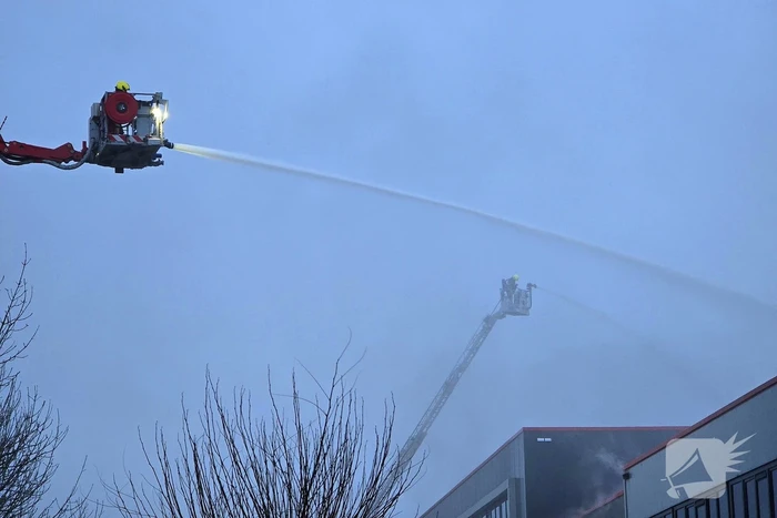 Zeer grote brand in reparatiebedrijf, brandweer schaalt groots op