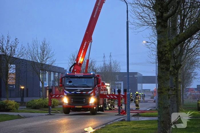 Zeer grote brand in reparatiebedrijf, brandweer schaalt groots op