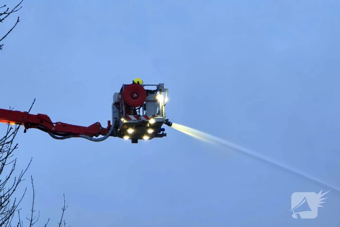 Zeer grote brand in reparatiebedrijf, brandweer schaalt groots op