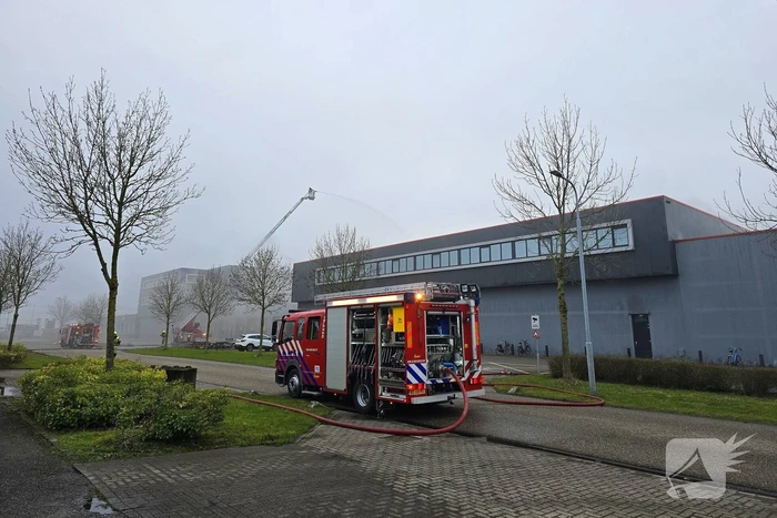 Zeer grote brand in reparatiebedrijf, brandweer schaalt groots op