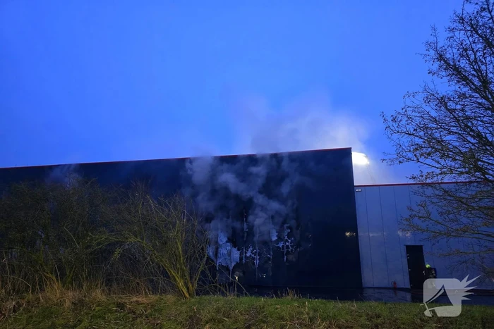 Zeer grote brand in reparatiebedrijf, brandweer schaalt groots op