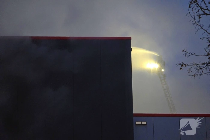 Zeer grote brand in reparatiebedrijf, brandweer schaalt groots op
