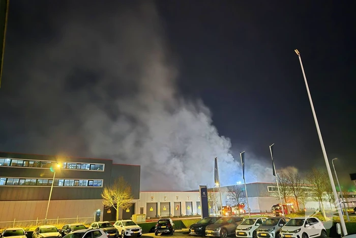 Zeer grote brand in reparatiebedrijf, brandweer schaalt groots op