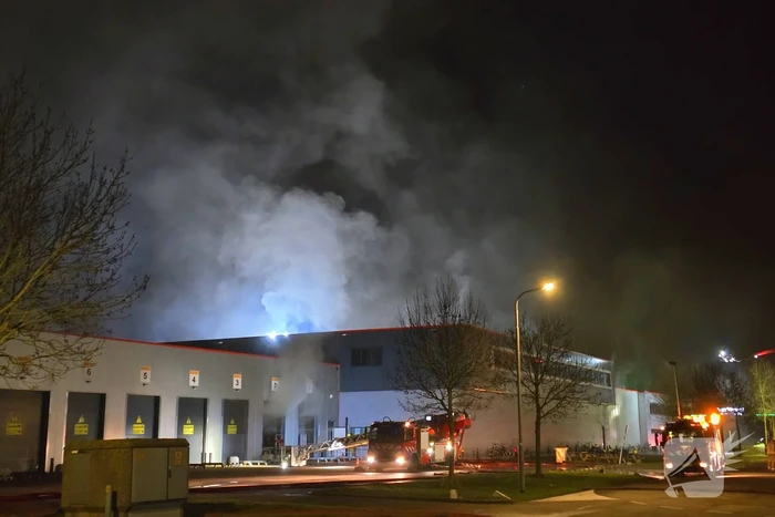 Zeer grote brand in reparatiebedrijf, brandweer schaalt groots op