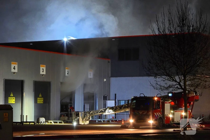 Zeer grote brand in reparatiebedrijf, brandweer schaalt groots op