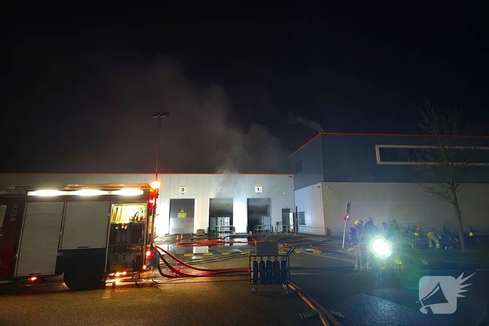 Zeer grote brand in reparatiebedrijf, brandweer schaalt groots op
