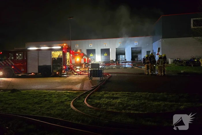 Zeer grote brand in reparatiebedrijf, brandweer schaalt groots op