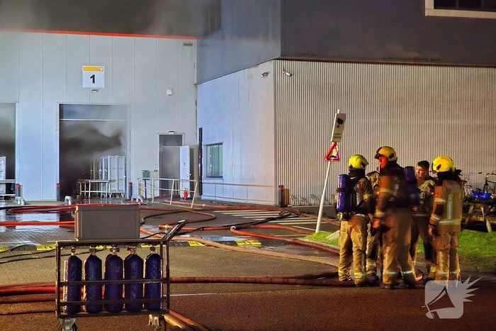 Zeer grote brand in reparatiebedrijf, brandweer schaalt groots op