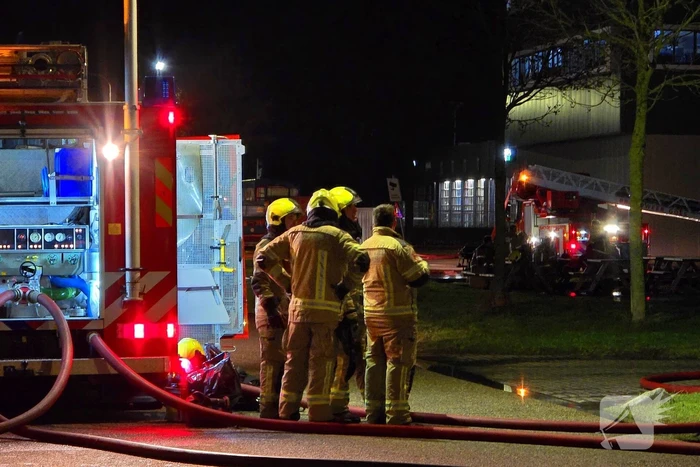 Zeer grote brand in reparatiebedrijf, brandweer schaalt groots op