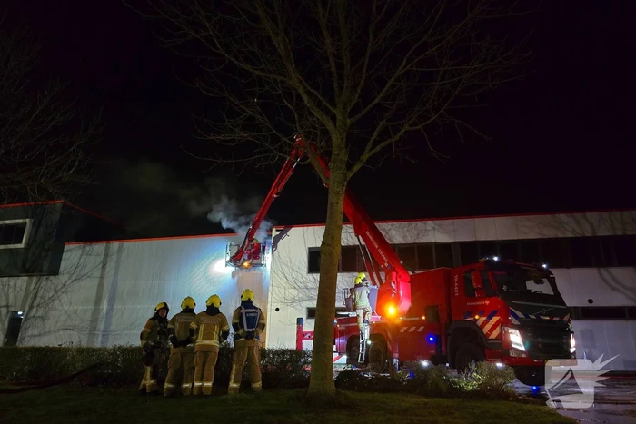Zeer grote brand in reparatiebedrijf, brandweer schaalt groots op